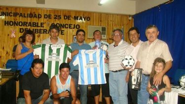 Quiroga Moyano donó indumentaria a clubes deportivos