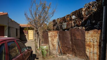 Vivir al lado de una chacarita: convivir con ruidos a toda hora, bichos y chatarra como paisaje