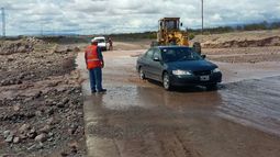 Vialidad trabaja en la Ruta Nacional 40 norte para sacar el barro