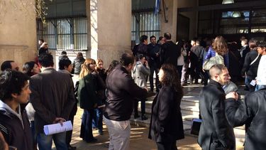 Los abogados hacen cola en la calle para votar por la caja que los jubilaHasta los jueces y funcionarios podrán votar por el futuro de la Caja que los jubila