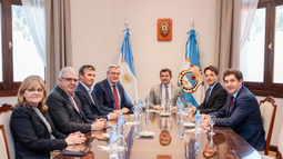 Vicuña presentó a su nuevo CEO ante Orrego. Dirige la gran apuesta de cobre surgida de la alianza de los gigantes BHP y Lundin. Vicuña presentó a su nuevo CEO ante Orrego. Dirige la gran apuesta de cobre surgida de la alianza de los gigantes BHP y Lundin.