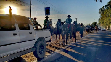 Una cabalgata guiada por el Cura Brochero, para inaugurar las obras en la plaza de 9 de Julio que lleva su nombre.