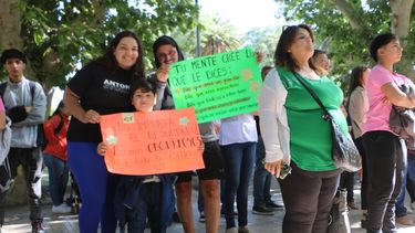 Algunos papás esperaron a sus hijos que salieron de rendir los exámenes para estudiar en los colegios preuniversitarios, con carteles.