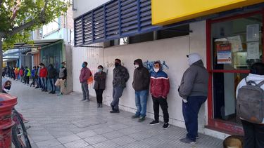 El Correo de Villa Krause, que explota: cuadras de fila para cobrar los $10 mil