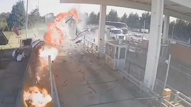 Impactante video: chocó contra un peaje a 220 km/h y murió