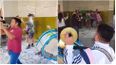 ¡santo festejo! se recibio de licenciado y lo celebro con bombos, trompetas y cantitos de cancha ¡santo festejo! se recibio de licenciado y lo celebro con bombos, trompetas y cantitos de cancha