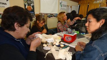 En AOMA las mujeres aprenden sobre manualidades