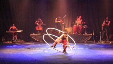 Con un imponente show de acrobacia arrancó el Festival Internacional del Teatro