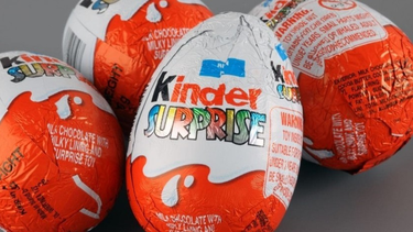 El juguete sorpresa de los huevos Kinder que generó polémica y obligó a una disculpa pública