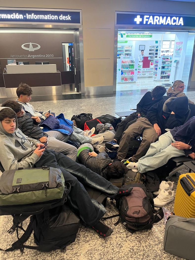 Los hijos menores de los 9 padres víctimas de la presunta estafa, varados en el aeropuerto de Mendoza. 