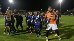 El rival de Desamparados: quién es el Lobo de Ben Hur, el club que no soportó la crisis, se bancó los descensos y albergó a Lionel Messi