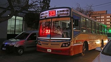 Un colectivero sanjua sorprendió a los niños con un pasajero muy especial