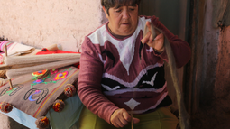 Las manos de las tejedoras iglesianas que se mueven al ritmo del recuerdo de sus abuelas. Las manos de las tejedoras iglesianas que se mueven al ritmo del recuerdo de sus abuelas.