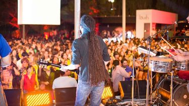 La juventud sanjuanina festeja su día con música en Capital