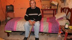 El anciano que dormía en un auto abandonado y fue rescatado por una familia sanjuanina