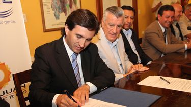 Pocito y Jáchal firmaron convenios con OSSE por más redes de agua potable