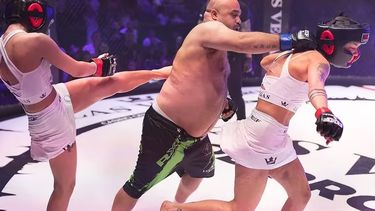 Un hombre frente a dos mujeres en una pelea de MMA en Rumania.