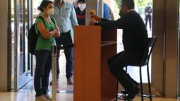 El Cívico volvió a la actividad: escasos empleados, filas y control de fiebre