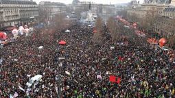 Huelgas en Francia: casi 4 millones de personas movilizadas contra un decreto de Macron
