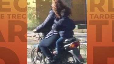 Escrachó a una motociclista, con un menor a bordo y sin casco