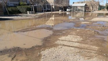Se rompió un caño e inundó una playa de estacionamiento