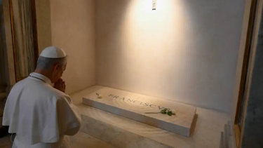 El papa León XIV visitó la tumba de Francisco en la Basílica Santa María la Mayor