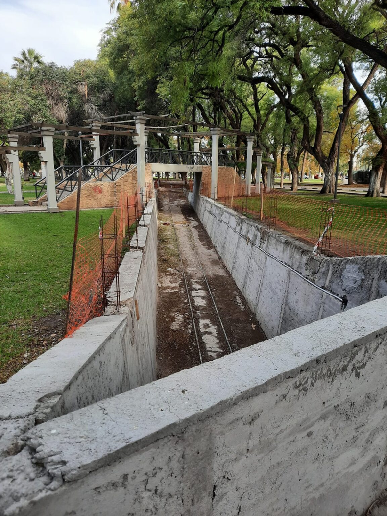La actual remodelación del parque incluye la recuperación del trencito y sus vías.
