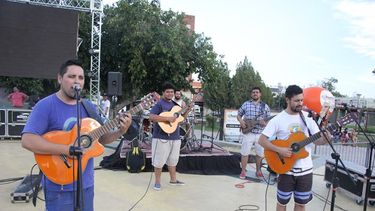 Tarde de música y sorteos en la plaza Hipólito Yrigoyen