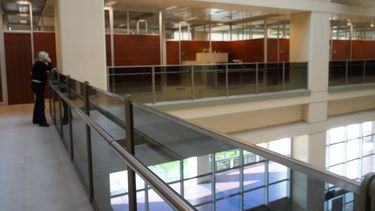 Entre otras reparaciones en el Centro Cívico de San Juan, se dará más altura a las barandas de pasillos y puentes y se cerrarán los huecos de las escaleras de emergencia.&nbsp;