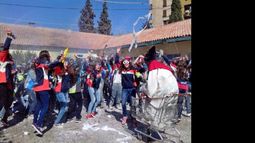 Se viralizaron por tener la campera de egresados más fea de San Juan y recolectan dinero para hacerse otra