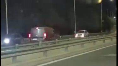 Captura de un video grabado por un testigo de la peligrosa maniobra en la Circunvalación. Captura de un video grabado por un testigo de la peligrosa maniobra en la Circunvalación.