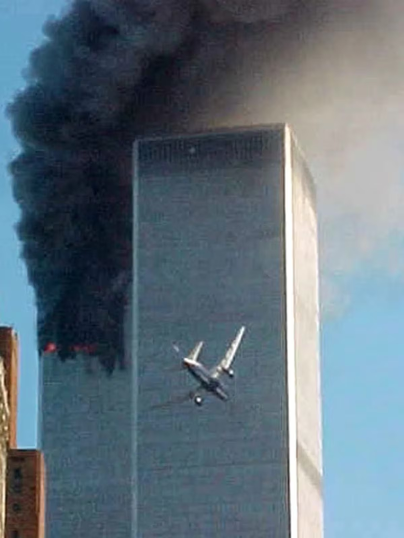 Otra toma del vuelo 175 de United Airlines, que había salido del aeropuerto Logan de Boston con rumbo a Los Angeles con 65 personas a bordo AP Otra toma del vuelo 175 de United Airlines, que había salido del aeropuerto Logan de Boston con rumbo a Los Angeles con 65 personas a bordo AP