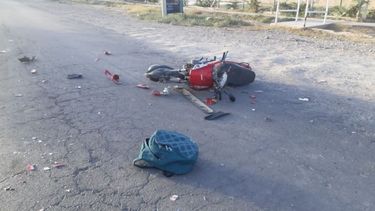 Piden oraciones por el motociclista que perdió masa encefálica tras un choque en Rawson