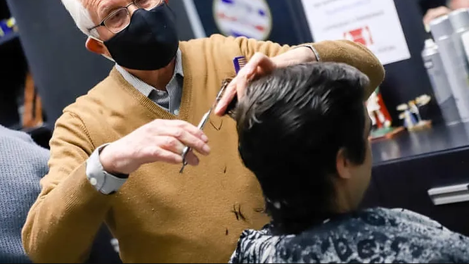 A los 14 hizo su primer corte y a los 79 es un clásico sanjuanino: la historia de la peluquería de Juancito