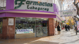 Los carteles violetas comenzaron a reemplazar al histórico verde de Farmacia Echegaray. La renovación visual forma parte de la integración con Farmacias del Plata, el grupo mendocino que adquirió la cadena sanjuanina. Los carteles violetas comenzaron a reemplazar al histórico verde de Farmacia Echegaray. La renovación visual forma parte de la integración con Farmacias del Plata, el grupo mendocino que adquirió la cadena sanjuanina.