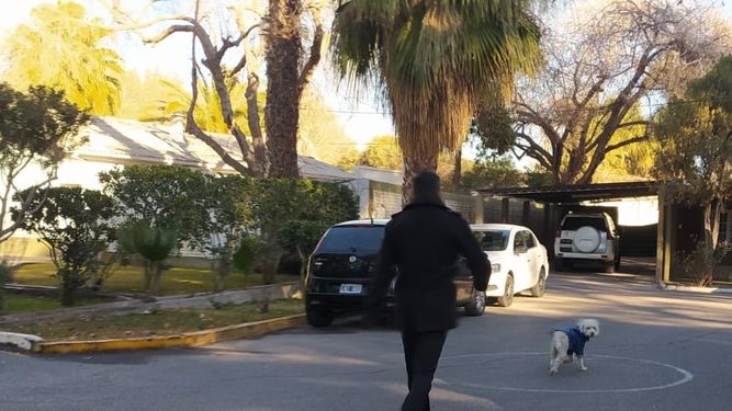 El curioso nuevo miembro de la custodia del gobernador