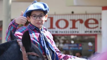 Nachito, el pequeño gran gaucho que vive por primera vez una Cabalgata de la fe