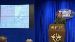 El militar taiwanés Hsieh Jih-sheng da información a los medios sobre las maniobras de China.