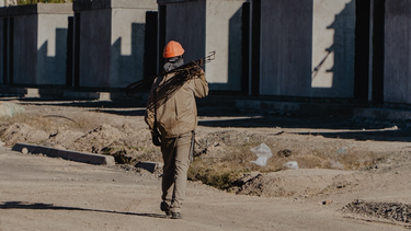 La imagen corresponde a un instante de la construcción de las viviendas del Barrio Solares del Sur, en Media Agua.