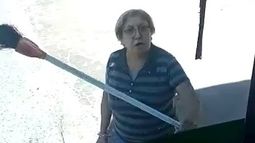 Escobazo viral: la vecina santaluceña que descargó su furia contra un colectivo