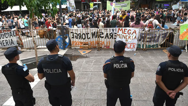 La protesta ambientalista marcó la jornada en que Diputados aprobó la declaración de impacto ambiental de San Jorge, en Mendoza. (Foto Alfredo Ponce, MDZ) La protesta ambientalista marcó la jornada en que Diputados aprobó la declaración de impacto ambiental de San Jorge, en Mendoza. (Foto Alfredo Ponce, MDZ)