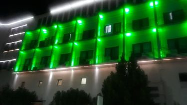 ¿Por qué varios edificios públicos se tiñeron de verde?