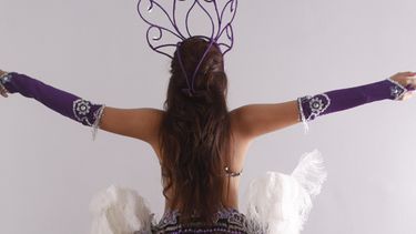 Una mujer salvaje que acusa a los hombres: Se acobardan