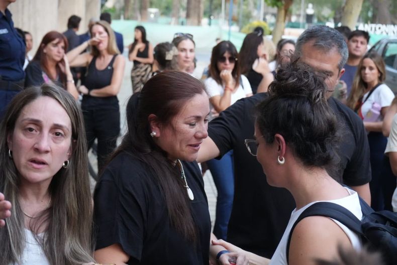 En el centro Saldívar llorando tras recibir una condena más leve. A la izquierda, la mujer que agredió a Tiempo de San Juan. 
