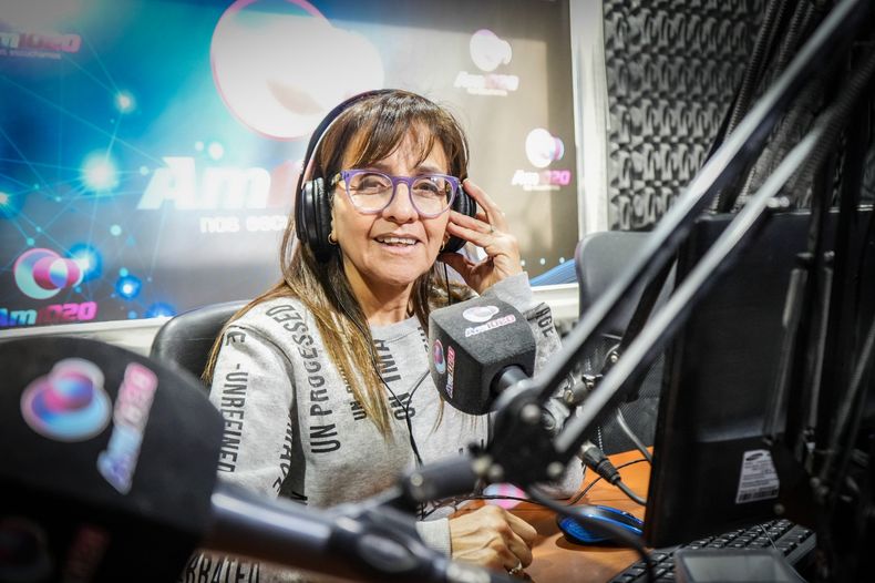 Adriana Vera en los estudios de AM1020, su hogar radial.