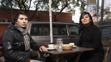 Denuncian que un policía intentó detener a dos hombres por besarse en la vía pública