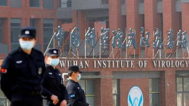 La policía custodia un laboratorio de Wuhan, China, del que presuntamente se pudo haber fugado el virus del Covid.
