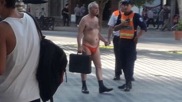 Por qué un sanjuanino caminó en tanga por pleno centro