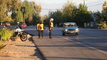 El feriado arrancó con controles policiales tempraneros en rutas clave