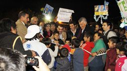 El Gobernador inauguró pavimento a puro color y rodeado de gente
